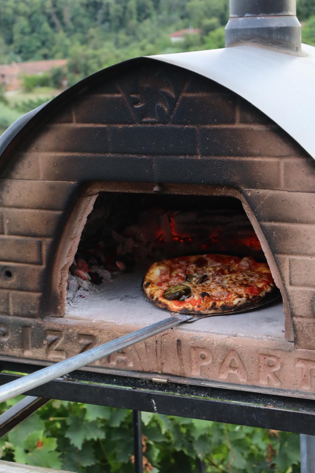 Pizzaofen Pizzaofen mit Holz eingefeuert und fertiger Pizza