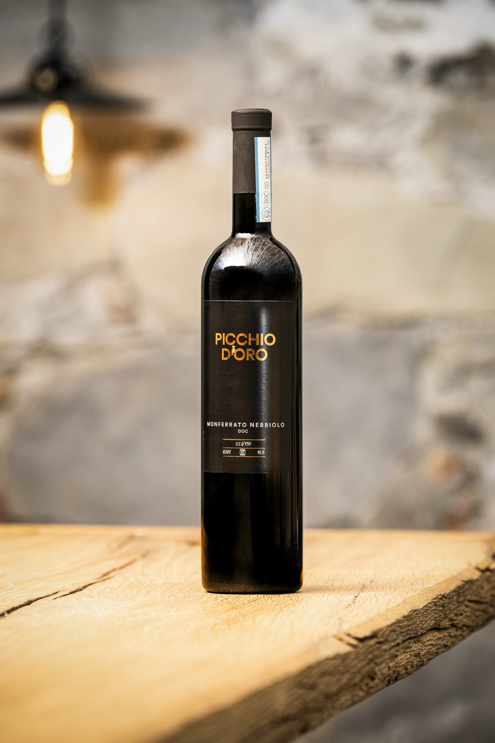 Nebbiolo hoch - mit Lampe im Hintergrund Rotwein von Picchio d'Oro Montferrato Nebbiolo